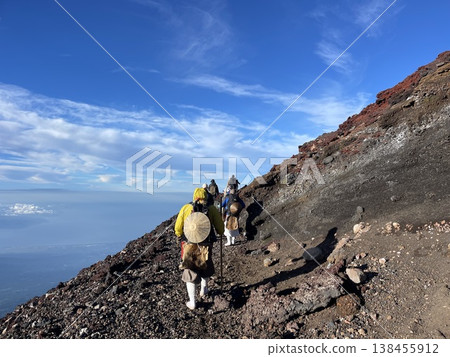 一位苦行僧攀登富士山的背影──這種山岳崇拜習俗一直延續至今。 138455912