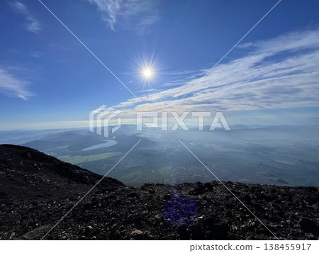 富士山頂的壯麗天空,宛如神蹟。 富士山頂的壯麗天空,宛如神蹟。 138455917