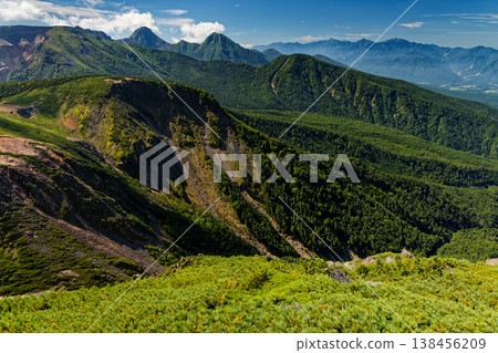 從八嶽山脈的西天狗山上可以看到伊歐山、赤岳、阿彌陀岳和南阿爾卑斯山脈。 138456209