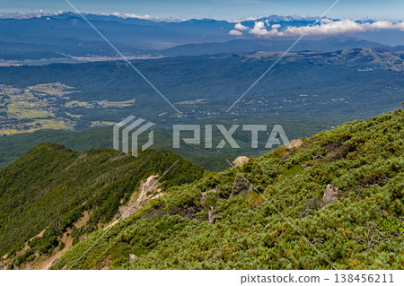 從八嶽山脈的西天狗山眺望大藪鞍山和諏訪湖。 從八嶽山脈的西天狗山眺望大藪鞍山和諏訪湖。 138456211