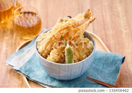 天婦羅蓋飯:一碗蓋飯,上面放有天婦羅蝦和蔬菜。 天婦羅蓋飯:一碗蓋飯,上面放有天婦羅蝦和蔬菜。 138456462