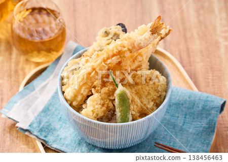 天婦羅蓋飯:一碗蓋飯,上面放有天婦羅蝦和蔬菜。 天婦羅蓋飯:一碗蓋飯,上面放有天婦羅蝦和蔬菜。 138456463