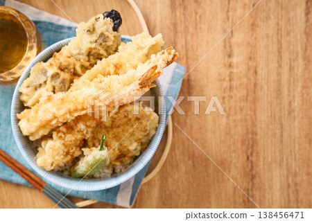 天婦羅蓋飯：一碗蓋飯，上面放有天婦羅蝦和蔬菜。 138456471