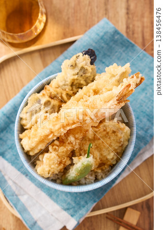 天婦羅蓋飯:一碗蓋飯,上面放有天婦羅蝦和蔬菜。 天婦羅蓋飯:一碗蓋飯,上面放有天婦羅蝦和蔬菜。 138456476