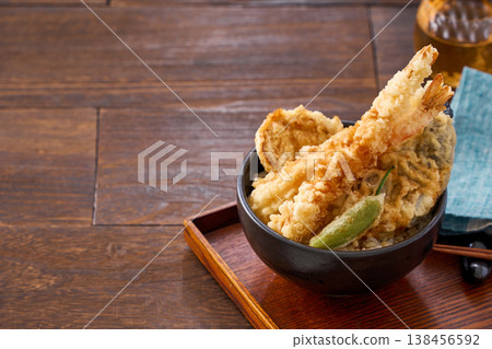 天婦羅蓋飯:一碗蓋飯,上面放有天婦羅蝦和蔬菜。 天婦羅蓋飯:一碗蓋飯,上面放有天婦羅蝦和蔬菜。 138456592
