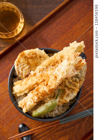天婦羅蓋飯:一碗蓋飯,上面放有天婦羅蝦和蔬菜。 天婦羅蓋飯:一碗蓋飯,上面放有天婦羅蝦和蔬菜。 138456598