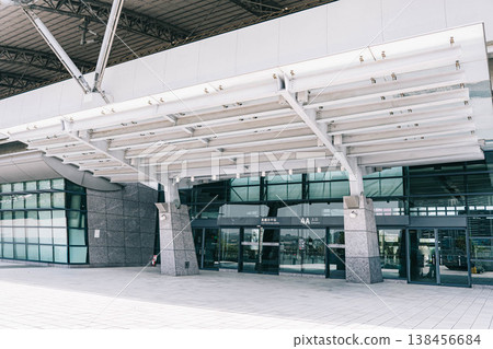 台灣台中高鐵站的現代化車站大樓和交通樞紐的廣闊景觀。 台灣台中高鐵站的現代化車站大樓和交通樞紐的廣闊景觀。 138456684