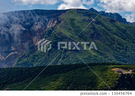 從八嶽山脈的西天狗山上看到的箕禦岳和伊歐山。 從八嶽山脈的西天狗山上看到的箕禦岳和伊歐山。 138456764