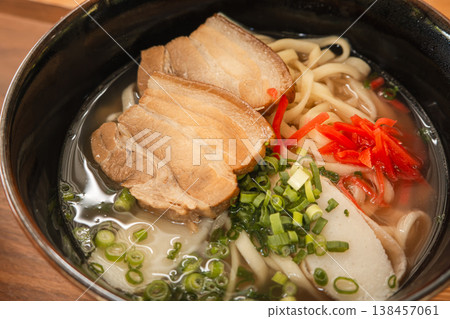 Okinawa Soba (鍄睄そば) - a local specialty. (Note: The Chinese characters "鍄睄" appear to be unrelated and likely represent a separate, incomplete sentence.) 138457061