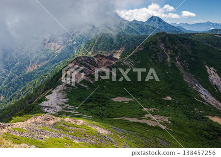 從東天嶽下山時可以看到,八嶽山脈的主峰籠罩在雲霧之中。 從東天嶽下山時可以看到,八嶽山脈的主峰籠罩在雲霧之中。 138457256