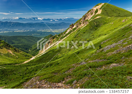 View of the Yatsugatake mountain range, Nishitengudake, and the cloud-covered Central Alps and Ontake from the descent of Higashitengudake. View of the Yatsugatake mountain range, Nishitengudake, and the cloud-covered Central Alps and Ontake from the descent of Higashitengudake. 138457257