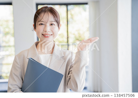 一位女商人帶客戶看房子——房地產 一位女商人帶客戶看房子——房地產 138457506