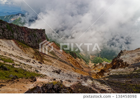 雲霧聚集在八嶽山脈伊歐山的火山口周圍。 138458098