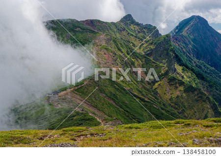從八嶽山脈的魚尾岳眺望雲霧繚繞的橫岳與赤岳。 138458100
