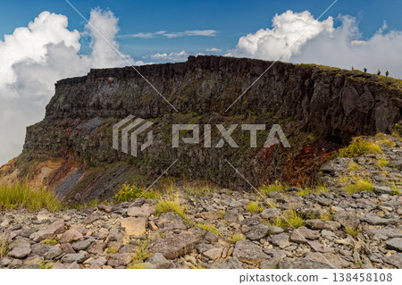 八嶽山脈伊歐火山口壁升起的雲霧。 八嶽山脈伊歐火山口壁升起的雲霧。 138458108