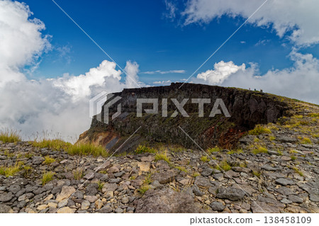 八嶽山脈伊歐火山口壁升起的雲霧。 八嶽山脈伊歐火山口壁升起的雲霧。 138458109