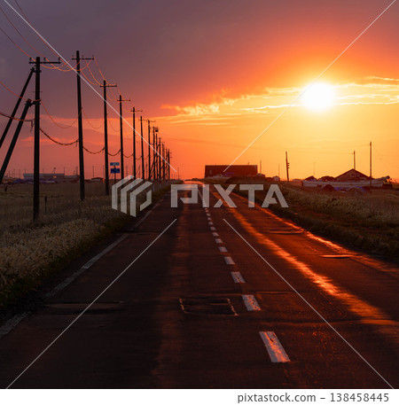 夕陽西下,北海道野付半島野付風蓮公園線呈現出令人動容的景象。 夕陽西下,北海道野付半島野付風蓮公園線呈現出令人動容的景象。 138458445