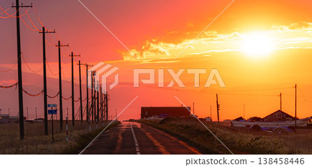 夕陽西下，北海道野付半島野付風蓮公園線呈現出令人動容的景象。 138458446