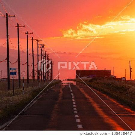 夕陽西下，北海道野付半島野付風蓮公園線呈現出令人動容的景象。 138458447