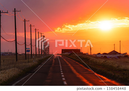 夕陽西下，北海道野付半島野付風蓮公園線呈現出令人動容的景象。 138458448