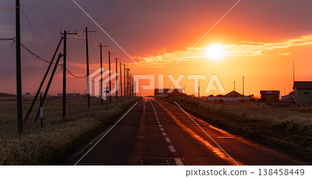夕陽西下，北海道野付半島野付風蓮公園線呈現出令人動容的景象。 138458449