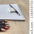 一張學習/藝術/創意學習圖片，圖中有色鉛筆、鉛筆、橡皮擦和素描本。 138459750