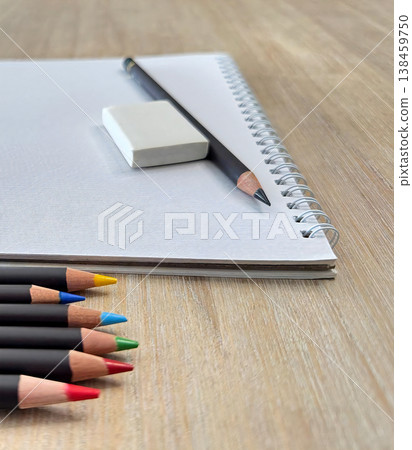 一張學習/藝術/創意學習圖片，圖中有色鉛筆、鉛筆、橡皮擦和素描本。 138459750