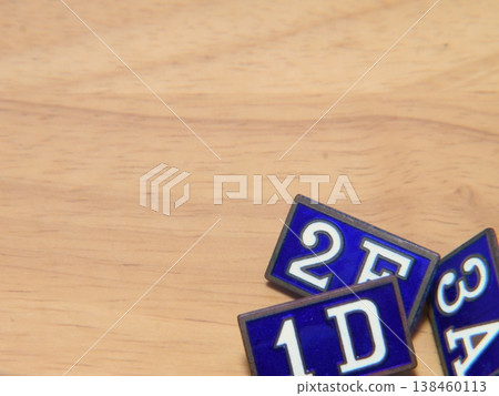 中學和高中學生的校服上會戴上標明年級和班級的徽章。 138460113