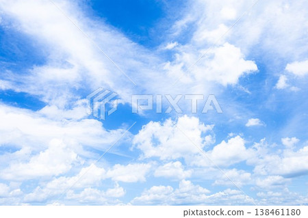 一張自由簡潔的風景圖片,展現了初夏清爽的天空和潔白的雲朵。 一張自由簡潔的風景圖片,展現了初夏清爽的天空和潔白的雲朵。 138461180