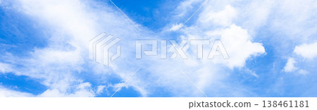 一張自由簡潔的風景圖片,展現了初夏清爽的天空和潔白的雲朵。 一張自由簡潔的風景圖片,展現了初夏清爽的天空和潔白的雲朵。 138461181
