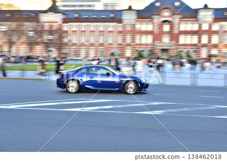 一輛藍色跑車行駛在東京站丸之內南口前。 一輛藍色跑車行駛在東京站丸之內南口前。 138462018