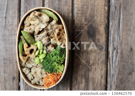 一份健康便當,裝在傳統的便當盒裡,裡面有芥末雞肉和大量蔬菜,熱量低於500卡路里。 一份健康便當,裝在傳統的便當盒裡,裡面有芥末雞肉和大量蔬菜,熱量低於500卡路里。 138462570