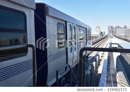 百合海鷗號新交通線列車從東京有明網球森林站出發。 138462571