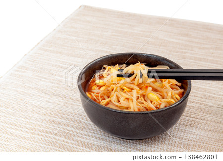 Eating bean sprout kimchi (lifting with chopsticks) Eating bean sprout kimchi (lifting with chopsticks) 138462801