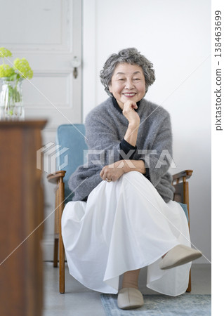看照相機和微笑的資深婦女 138463699