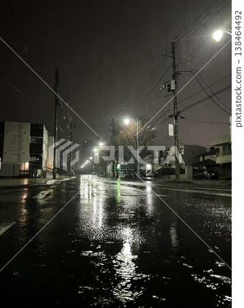 雨夜道路,路燈倒映在路面上(背景素材) 雨夜道路,路燈倒映在路面上(背景素材) 138464492
