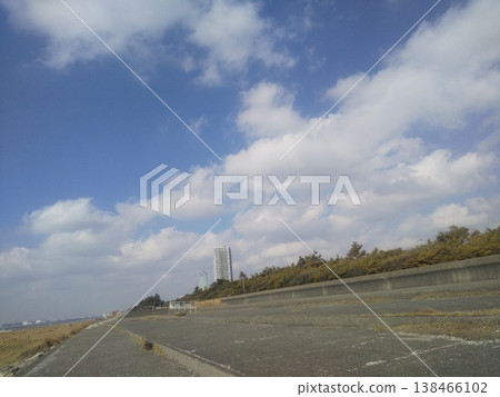 Blue sky and white clouds of Kemigawa beach 138466102