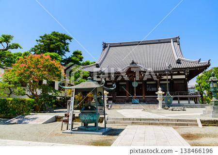 鎌倉本覺寺的夏日藍天,以及紫薇和荷花盛開的景象:寺廟的夏日景色。 鎌倉本覺寺的夏日藍天,以及紫薇和荷花盛開的景象:寺廟的夏日景色。 138466196