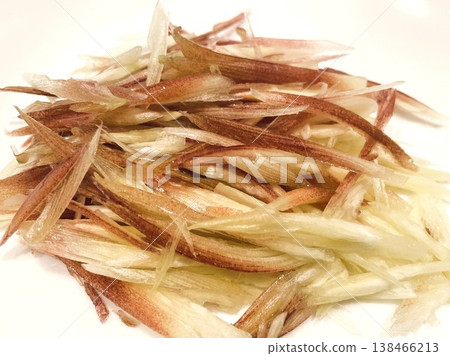 兩片切成薄片(切碎)的茗荷薑,散發著清爽的香氣。 兩片切成薄片(切碎)的茗荷薑,散發著清爽的香氣。 138466213