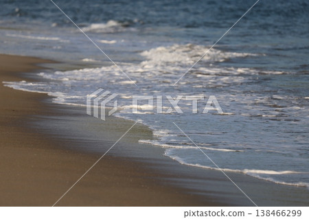 在小島濱海灘(愛知縣田原市)-海岸線和波浪圖案。 在小島濱海灘(愛知縣田原市)-海岸線和波浪圖案。 138466299