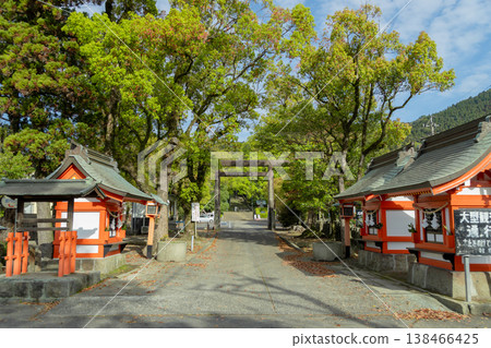 鹿兒島縣霧島市鹿兒島神宮的第三座神社和大型鳥居 鹿兒島縣霧島市鹿兒島神宮的第三座神社和大型鳥居 138466425
