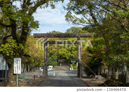 位於鹿兒島縣霧島市,通往鹿兒島神宮的第三座神社附近的鳥居。 位於鹿兒島縣霧島市,通往鹿兒島神宮的第三座神社附近的鳥居。 138466478