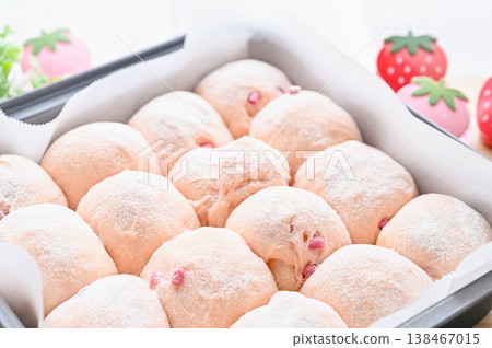 Tear-and-share bread made with strawberry jam kneaded into the dough Tear-and-share bread made with strawberry jam kneaded into the dough 138467015
