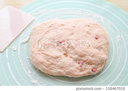 將麵包麵團與顆粒狀草莓醬揉勻。 將麵包麵團與顆粒狀草莓醬揉勻。 138467018