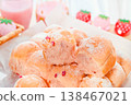 Strawberry-flavored pull-apart bread 138467021