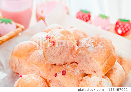 Strawberry-flavored pull-apart bread 138467021