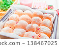 Strawberry-flavored pull-apart bread 138467025