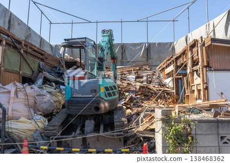 房屋拆除工程現場:重型機械正在拆除建築物(2) 房屋拆除工程現場:重型機械正在拆除建築物(2) 138468362