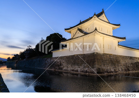 京都二條城東南角的角樓被燈光照亮。 京都二條城東南角的角樓被燈光照亮。 138468450