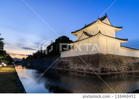 京都二條城東南角的角樓被燈光照亮。 京都二條城東南角的角樓被燈光照亮。 138468451
